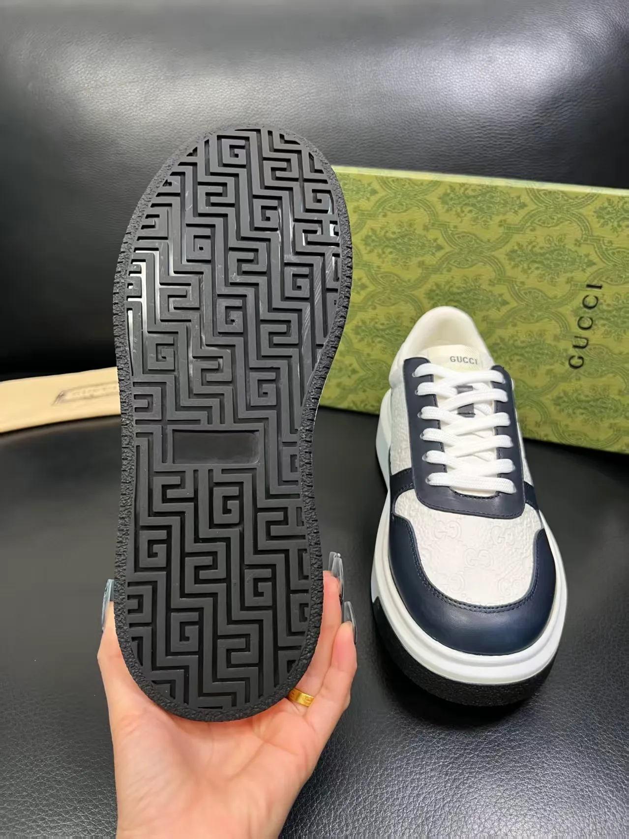 White and black P460 new men's shoes GUCCI [Lightning] latest shoes are shipped. Original quality, fashionable, made of special materials, sheepskin lining, brand new packaging. The foot feels super comfortable and the workmanship is impeccable. Size: Male 38-45.